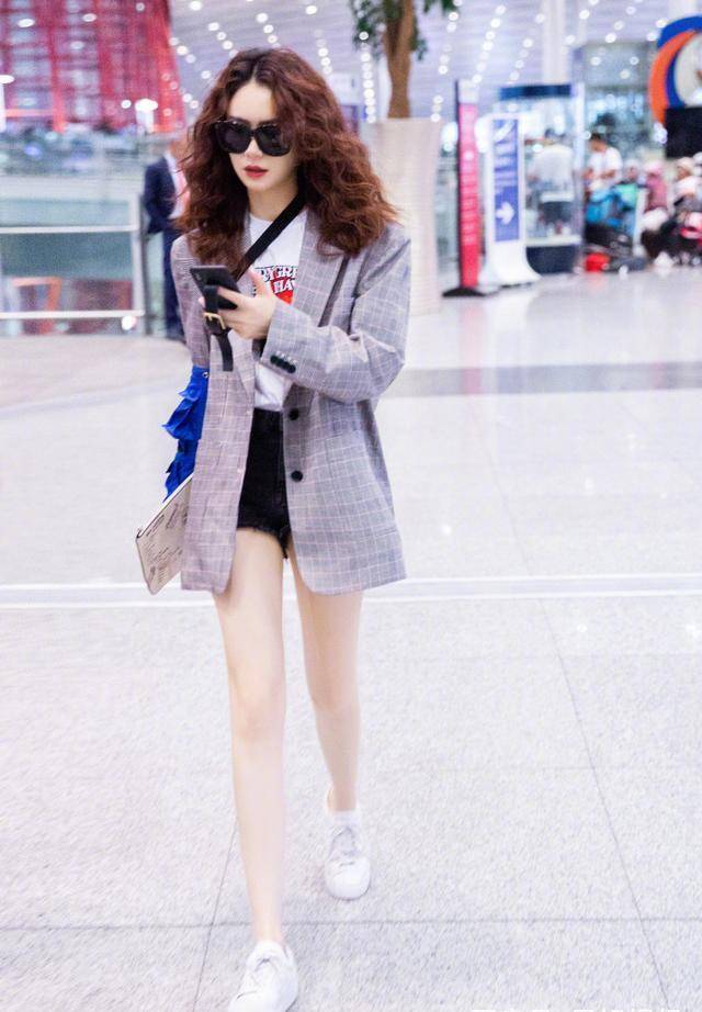 不过很多网友的关注焦点却落在了她的腿上,机场街拍修图师把她膝盖