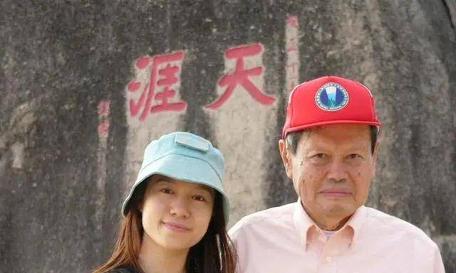 杨振宁100岁生日曝光,46岁娇妻引争议:不要遗产不要娃,她图啥_翁帆