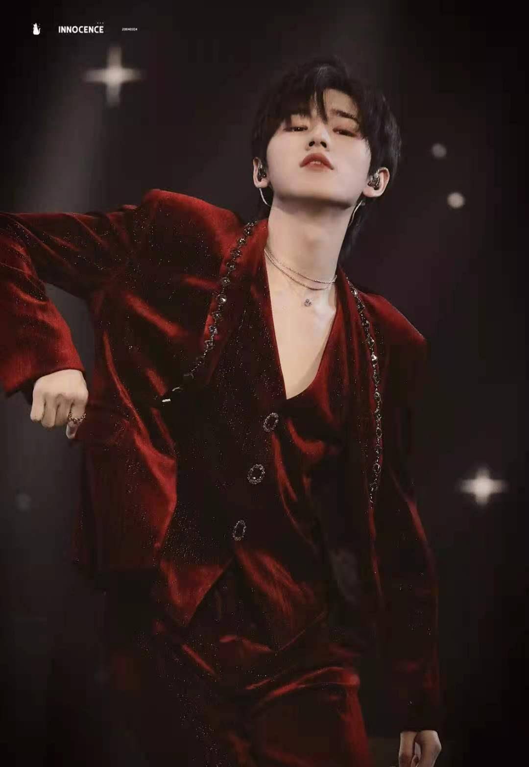 宋亚轩儿童节晒自拍,素颜照引发热议,时代少年团门面就这?