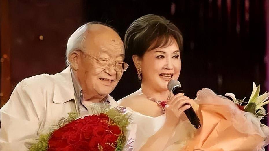 李谷一正式告别2023年春晚,是时候和《难忘今宵》说再见了_金铁霖_首