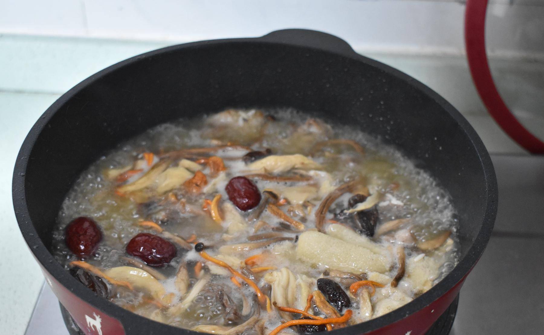 羊肉汤这样做不腥不膻,不用放香料鲜美又营养,过年煮一锅寓意好