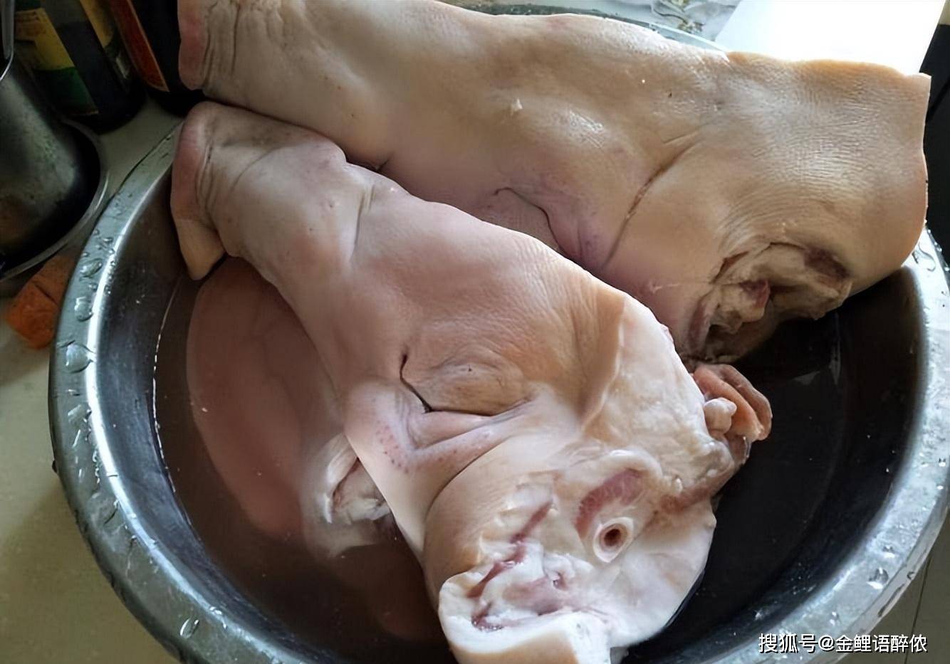 鸿运当头这道菜啊,一只猪头可以做2份,首先咱们把一整只猪头,劈开脑花