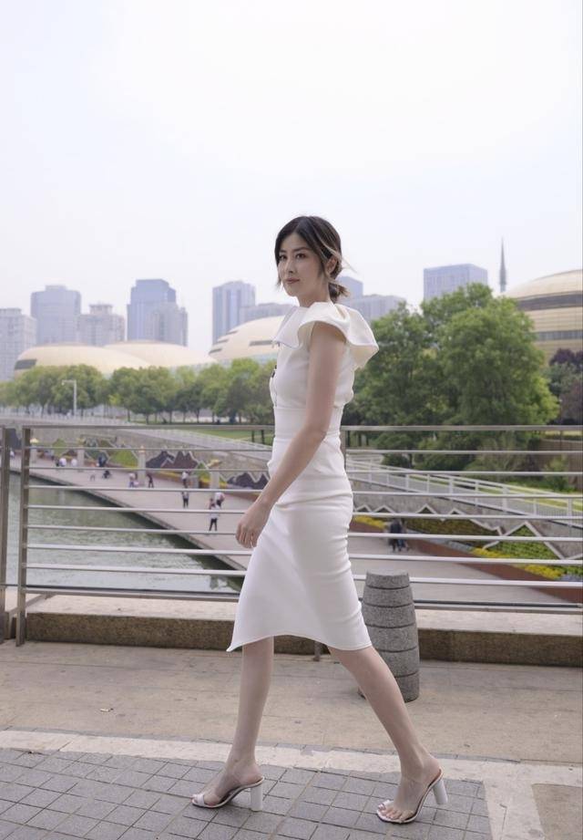 路人街拍,小姐姐充满婉约淑女味,穿抹胸的牛仔连衣裙,更显妩媚_陈慧琳