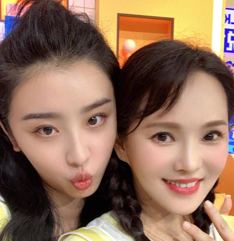 而且呢,这回伊能静就还晒出与赵小棠的两张合照,在合照中她与赵小棠