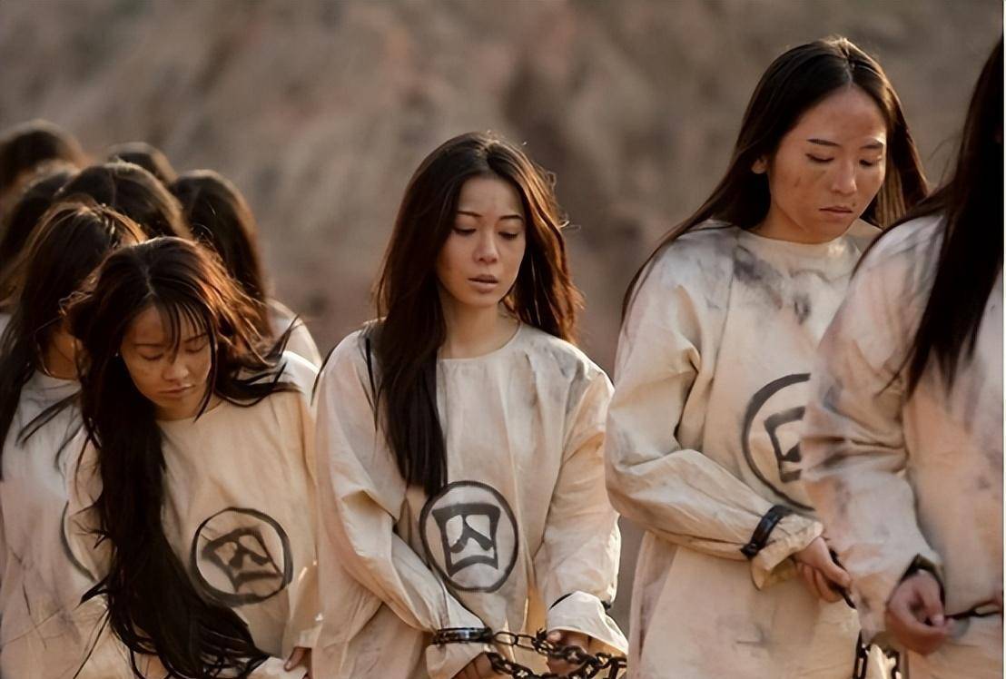 古代女囚发配千里,为什么官差不怕苦,不怕累,争抢着要去押送?