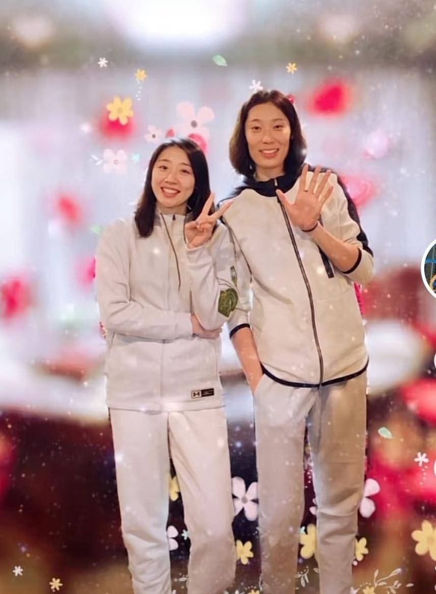 朱婷和姚笛一起包饺子,衣着同款灰色运动服,送出新春祝福_意大利联赛