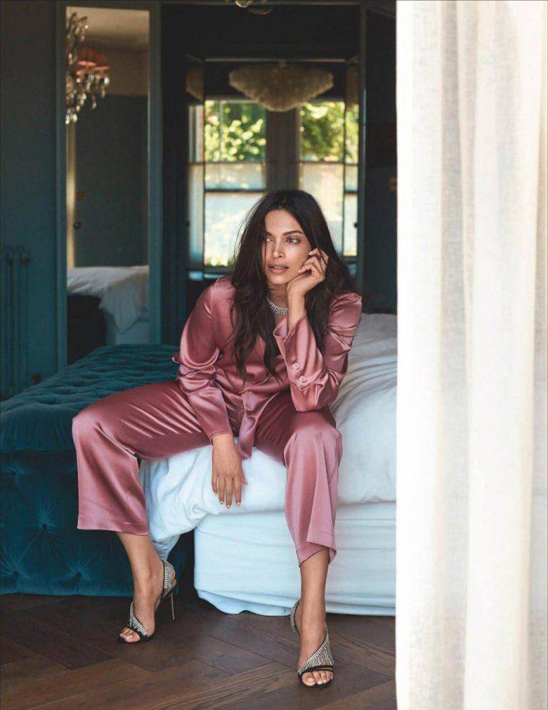 印度女星迪皮卡·帕度柯妮 (deepika padukone) 拍摄的时尚杂志_封面