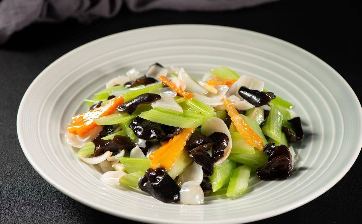 推荐菜品:西芹百合炒木耳芹菜是最著名的负卡路里食物,芹菜富含粗