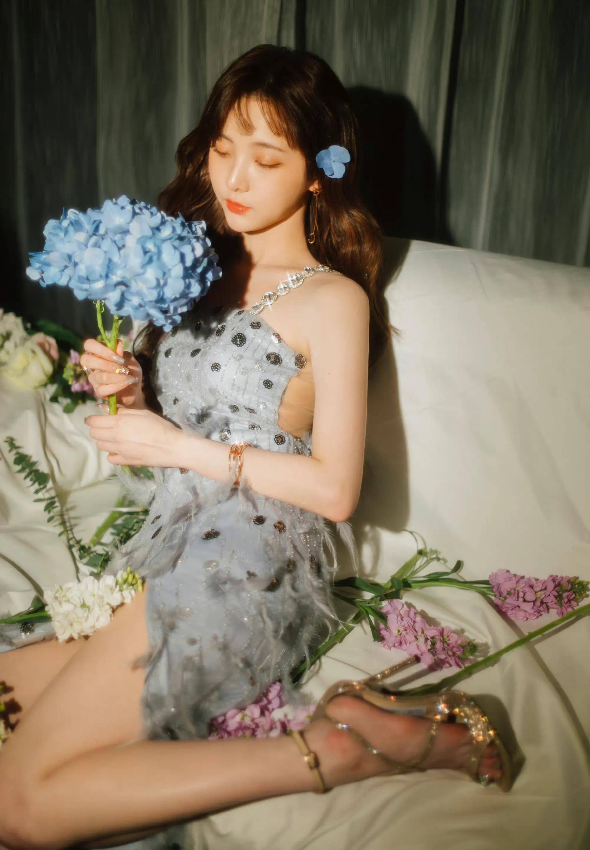 郑乃馨穿高开叉亮片羽毛裙置身花丛中美若仙子 清新