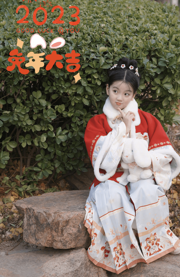 节目,拍电影电视剧,收入不少,生活条件优越,这一身古装看起来质感上乘