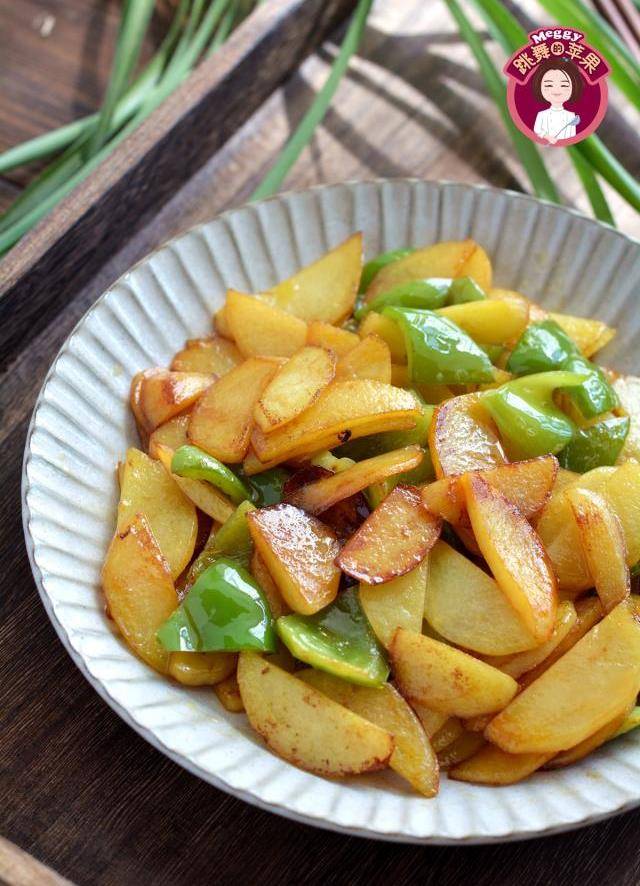 素炒土豆片吃出肉味,切完泡水大错特错,这步做对了,天天都想吃_黄心