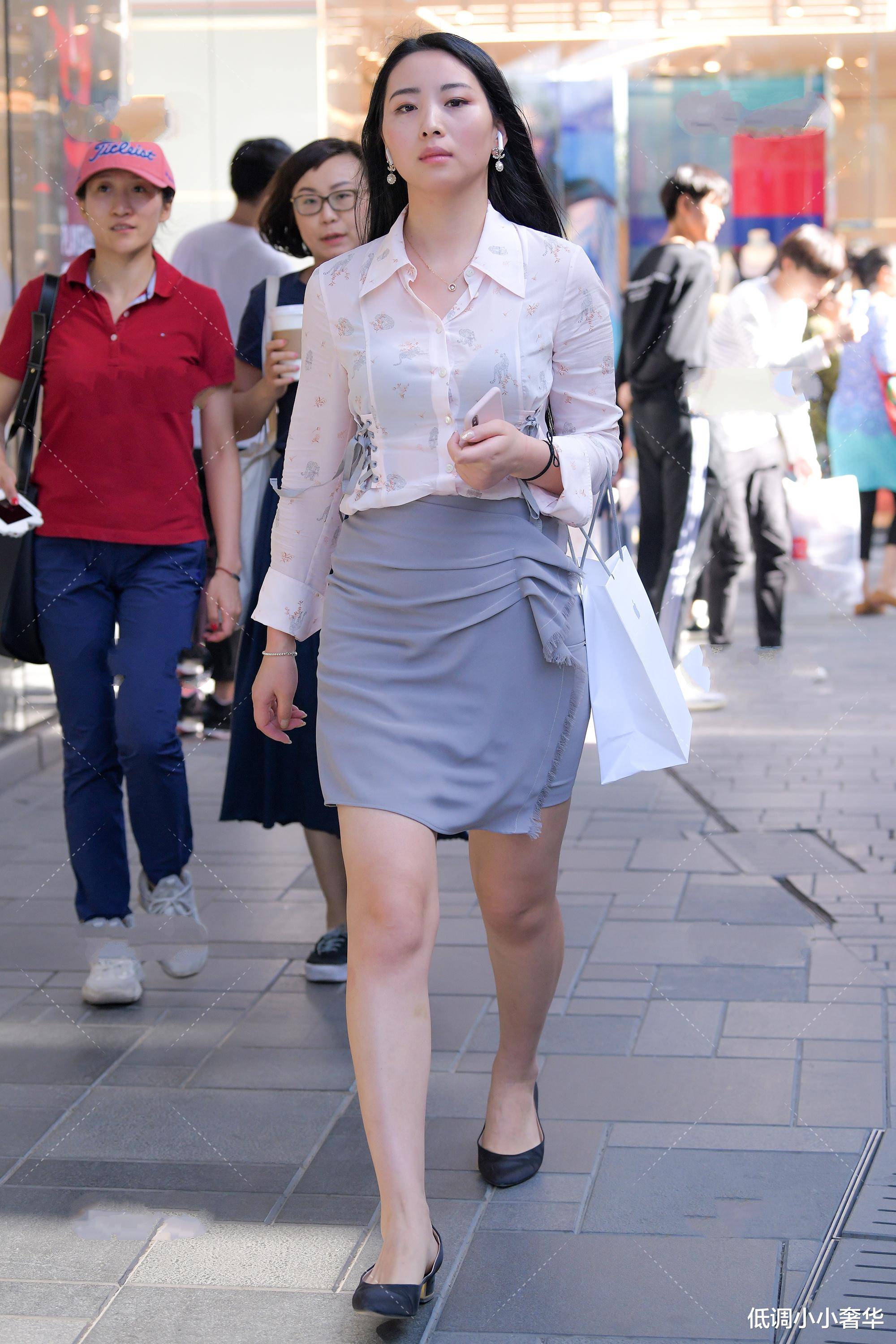 雪纺衫搭配半身裙,尽显少女般优雅气质,穿出美腻感_衣服_的设计_线条