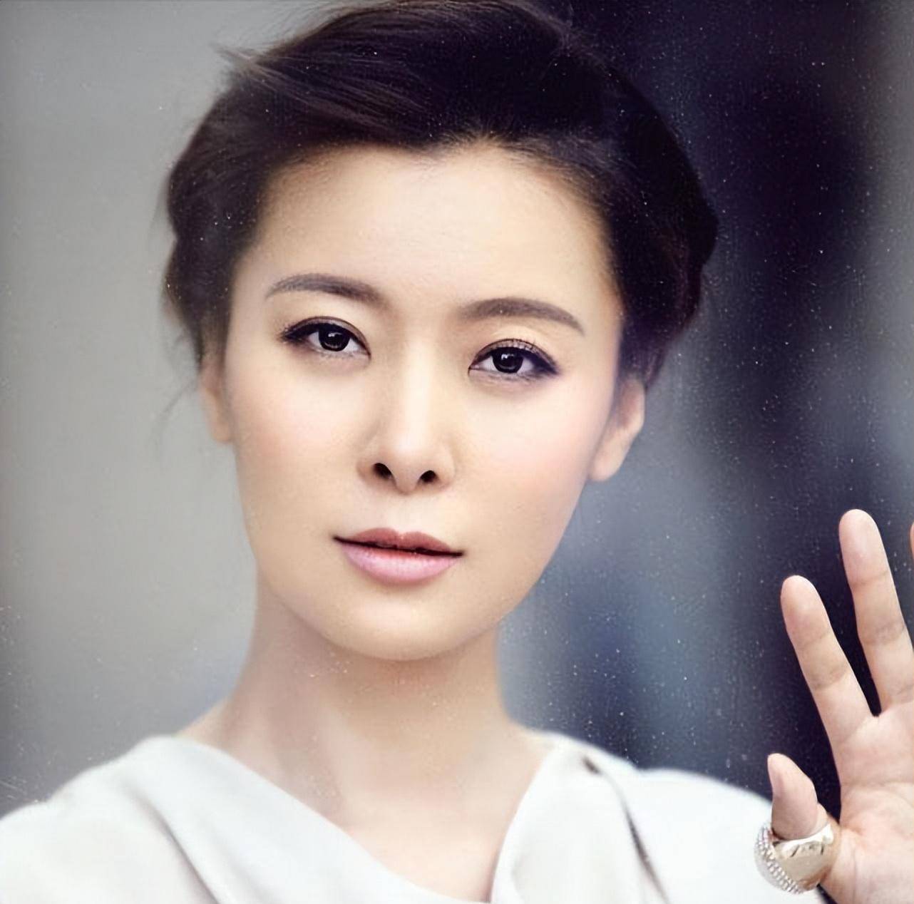 "不婚主义"主持人柯蓝:曾放言"谁敢潜我呀",今50岁不婚不育_李亚鹏