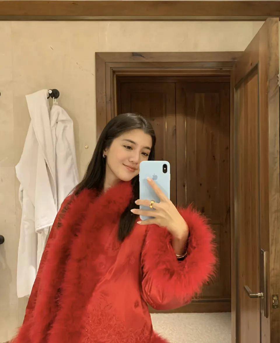 吴千语晒新年造型,调侃穿得像红包,账号归属地让人无解