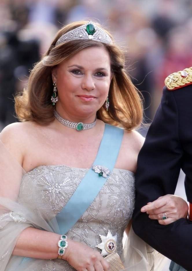 卢森堡王室新年上"大活",公主戴"牛眼"王冠,王储妃要生小崽_国家_人家