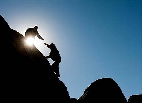 我们走出境,拥有了自己的成就,当帮助我们的人需要我们伸手拉他一把