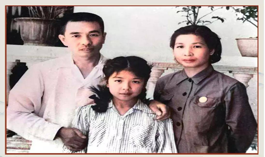 1954年,陶铸与妻子曾志及女儿陶斯亮.