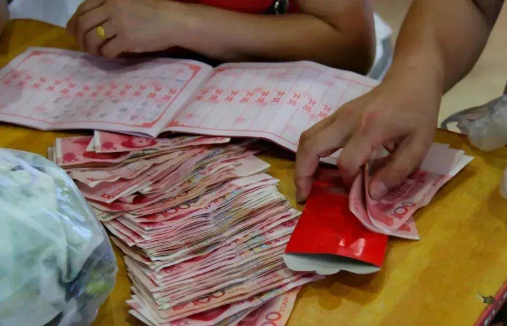 仅随礼200,却喝光1瓶五粮液,后被东家轰走 网友太抠了_宴会_父子_酒席