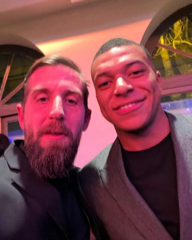 姆巴佩参加金彭贝慈善晚宴, 和哈基米拿手机看马德里德比_阿什拉夫