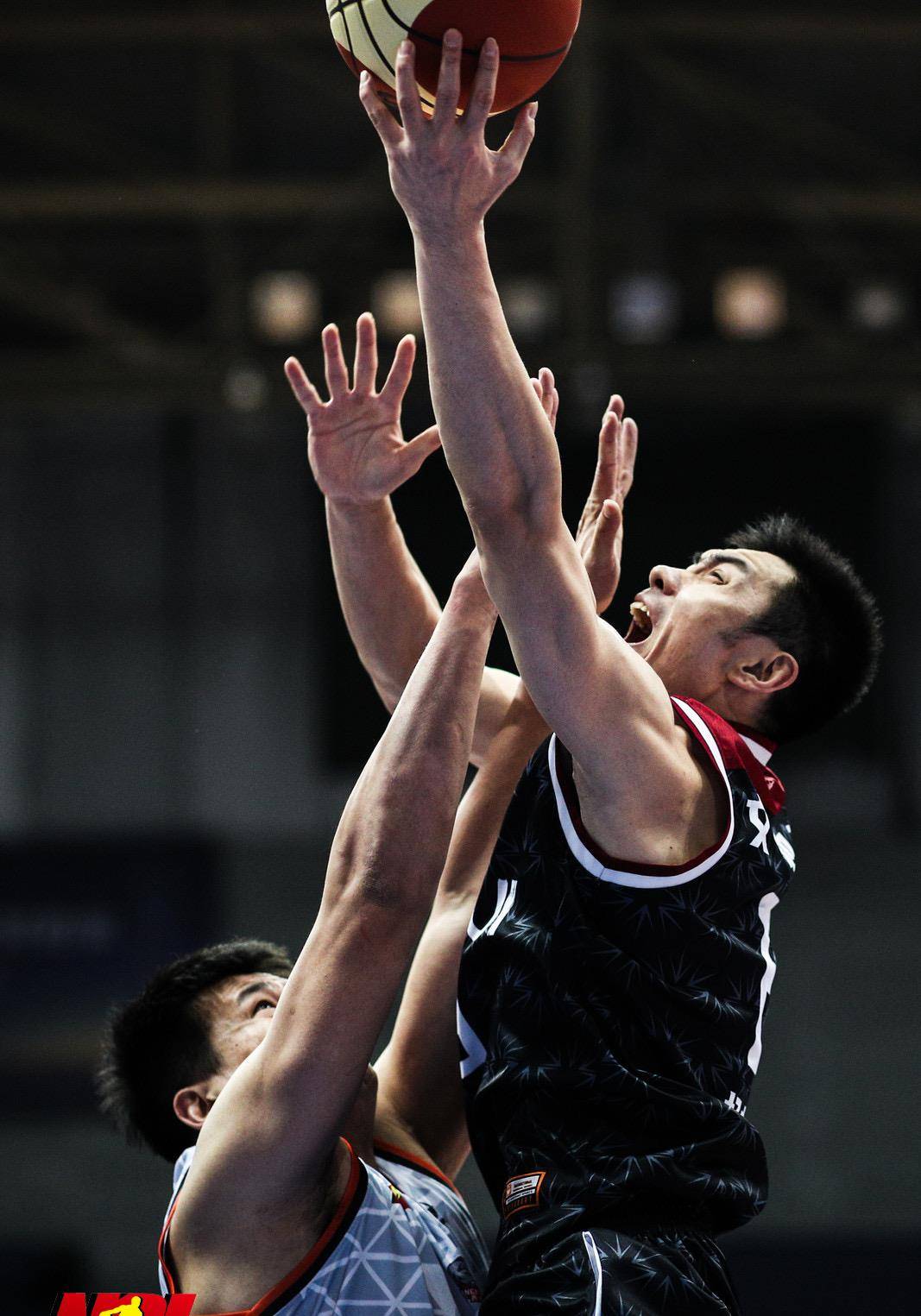 李雪松两次无球跑动后均制造杀伤,杨文博连突带投得到4分后,安徽文一