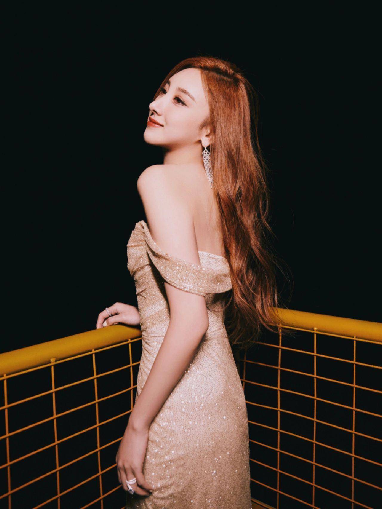 明星写真:许靖韵高开叉紧身包臀裙大秀窈窕身材,性感美腿抢镜_艺术_女