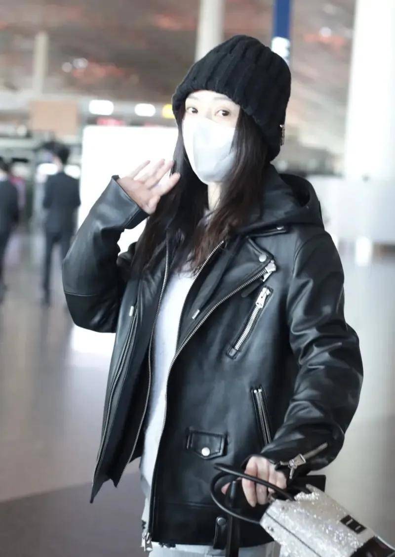 柳岩现身北京机场,穿黑色皮衣搭配短裤显瘦又减龄,满满的高级感_风格
