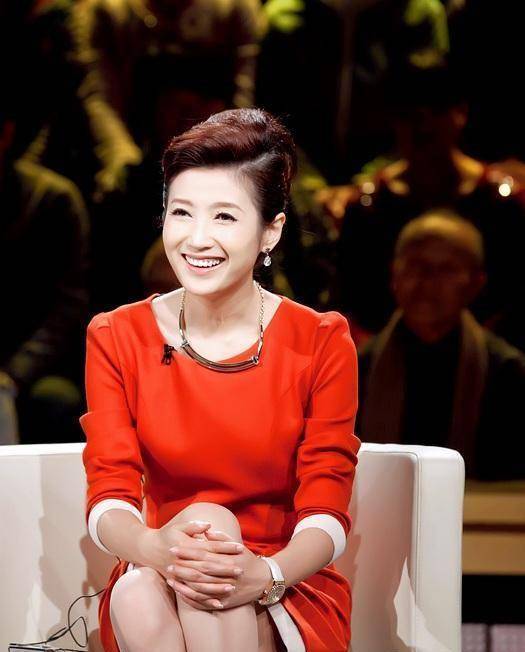 著名主持人春妮晒近照,脸色憔悴穿的也普通,跟舞台形象差别大!