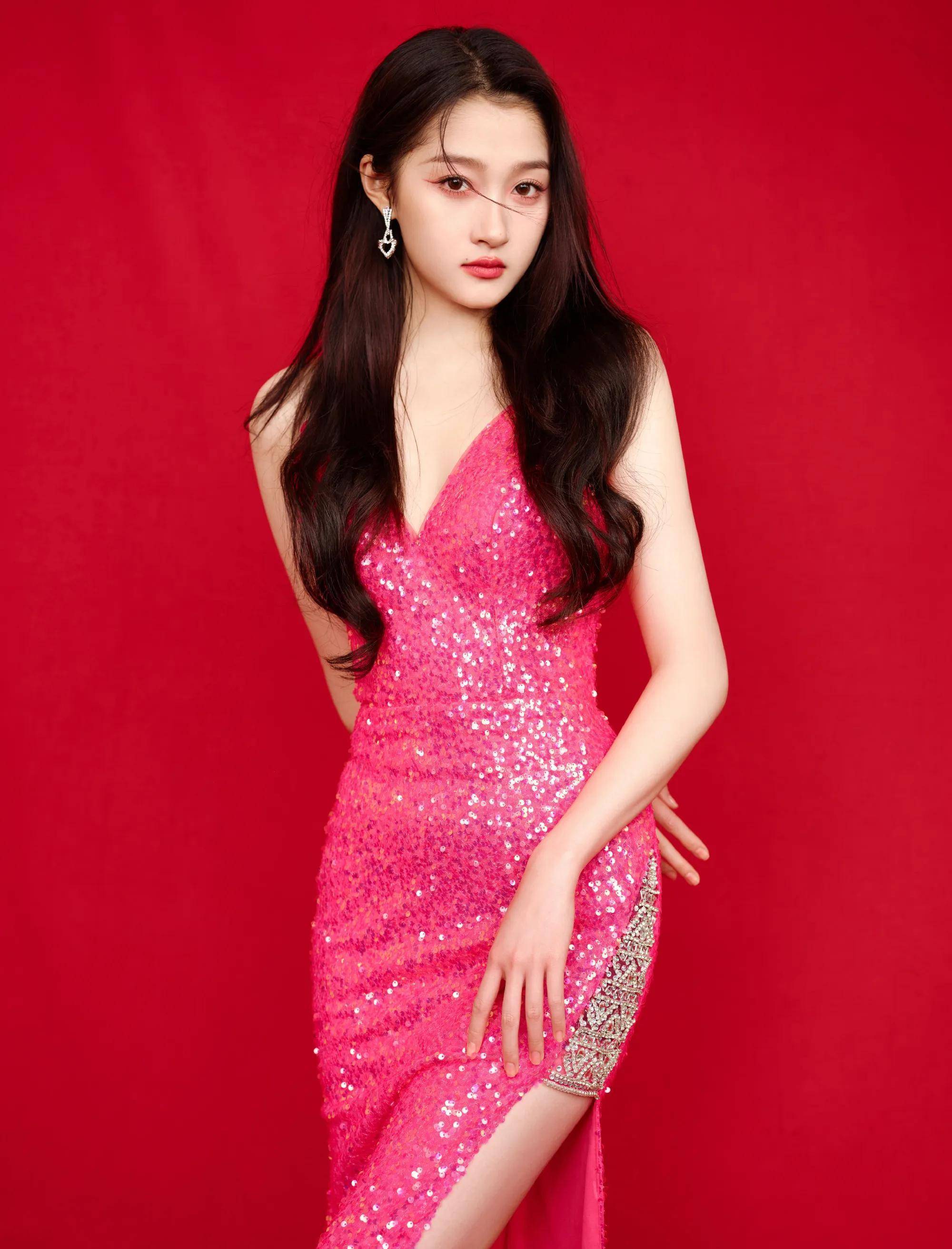 关晓彤穿玫红深v高开叉亮片裙秀长腿 风姿绰约 美艳动人_长裙_红色_袭