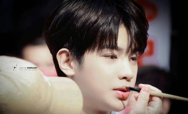 黄明昊东西南北新春路透图,红白格你爱么_justin_笑容_镜头