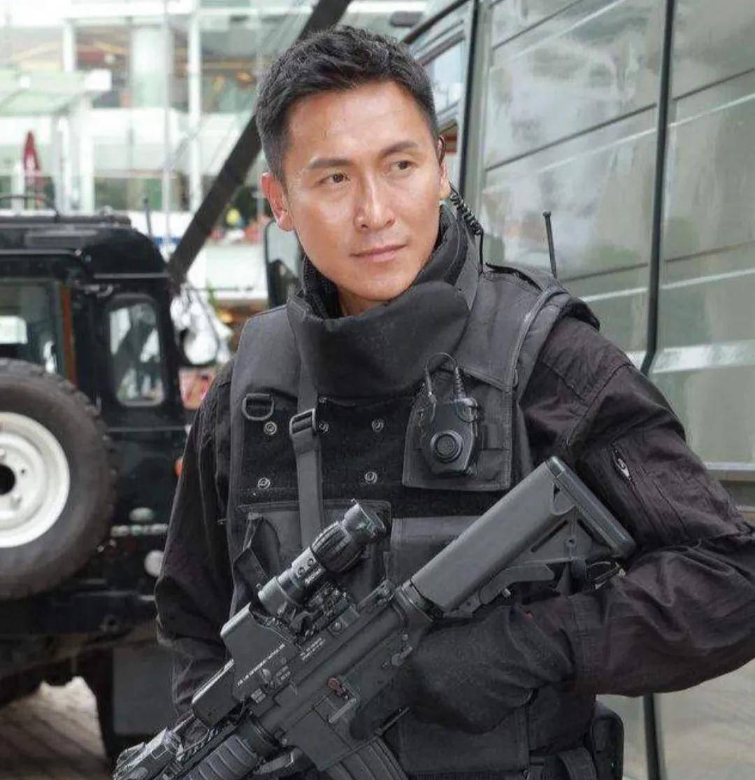 tvb硬汉马德钟就是特警出身,飞虎队员就是本色演出.