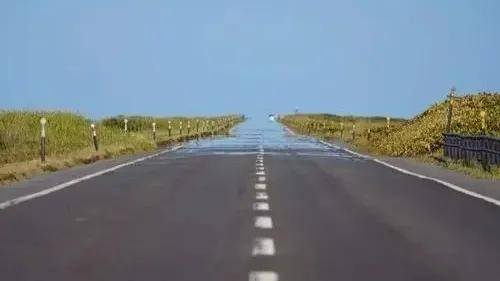 从远处物体射向路面的光线,也可能发生全反射,所以从远处看去,路面