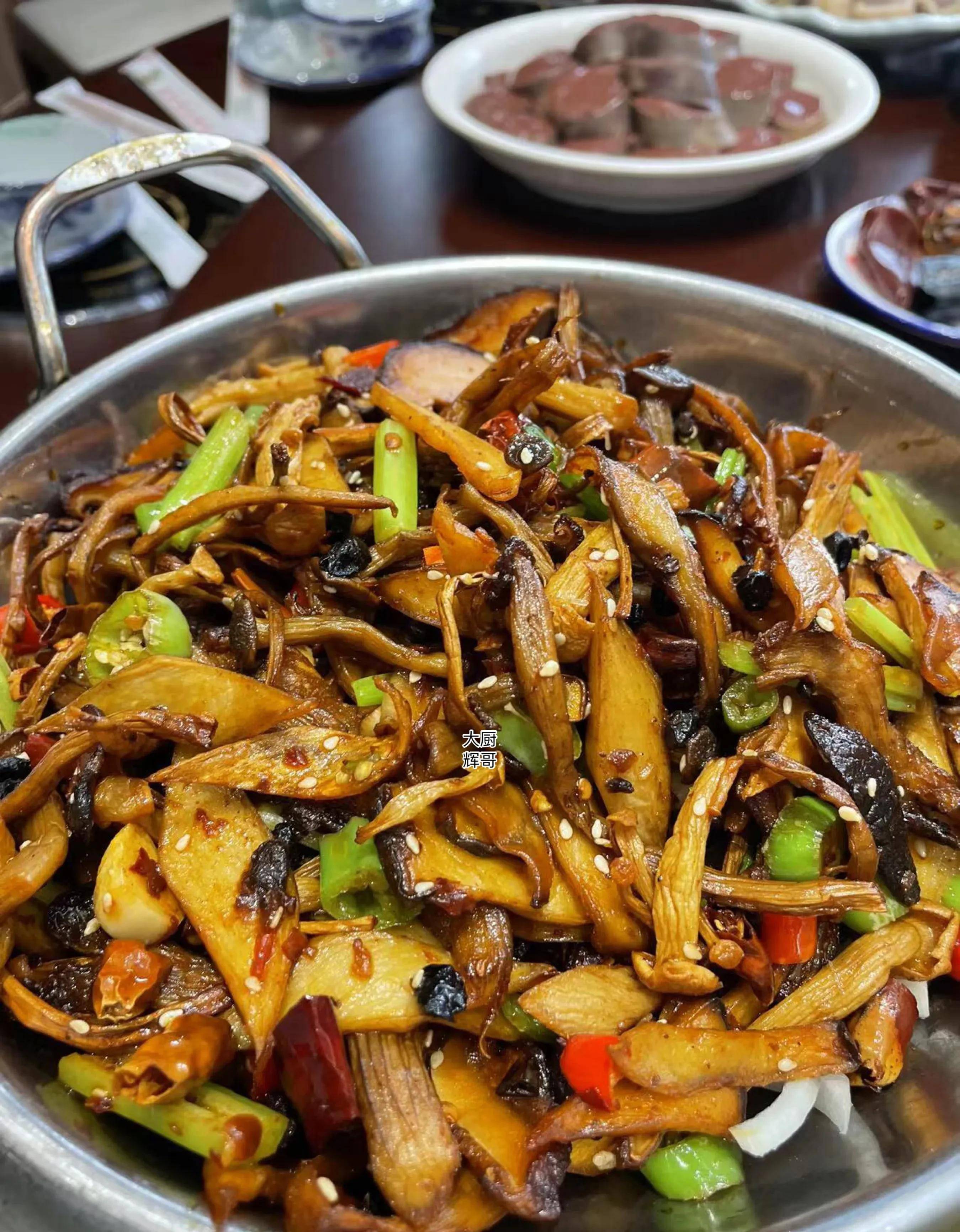 干锅杂菌是几种食用菌的混合,经过厨师煸炒之后,放入稍多一点的辛辣