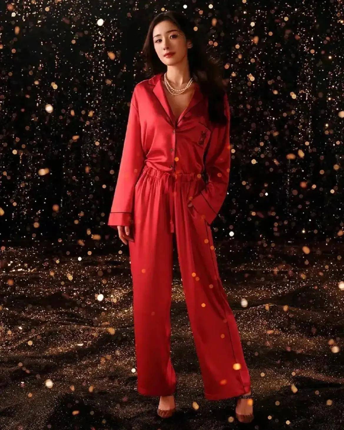 杨幂晒新年维密大片,穿家居服大秀好身材,把魅力展现得淋漓尽致_女性