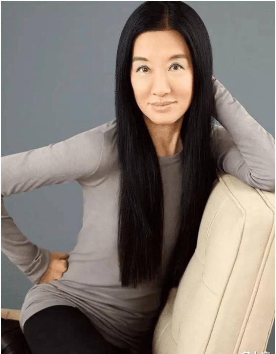 尤其是那一席深v白色的连体时尚,将王薇薇的线条性