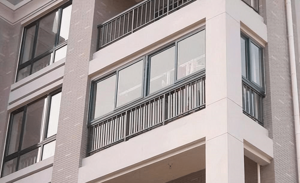 因为开发商为了减少成本装上的铁栏杆,为了颜色好看给铁栏杆上刷漆