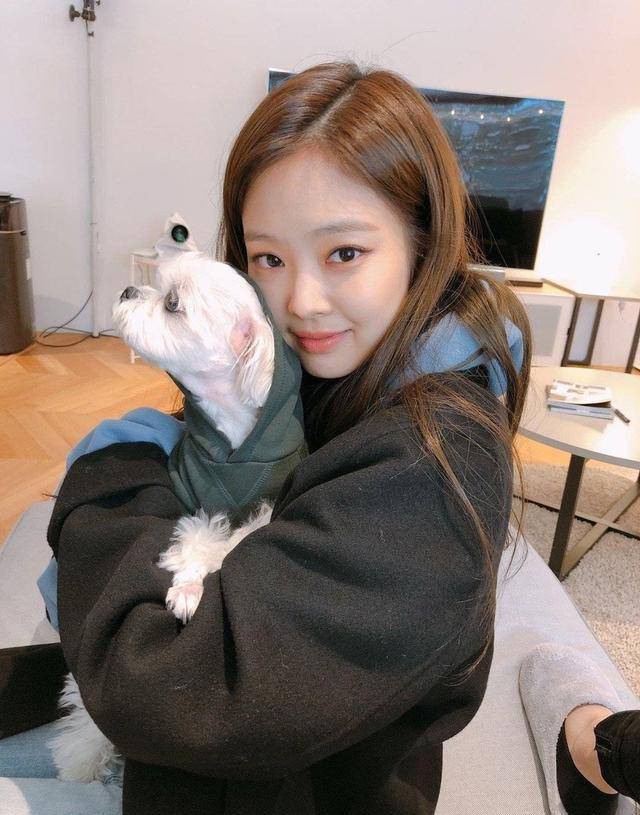 大家时常都会被两人的呆萌互动给逗乐,披散着一头长卷发的jennie看