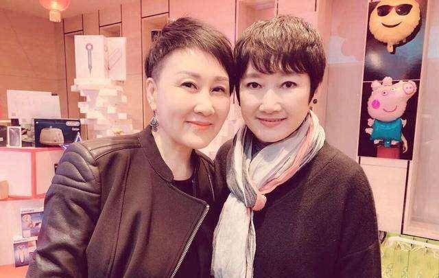 她是王刚前妻,59岁虽时尚犹存,分手18年独自一人却活成这样_节目_成