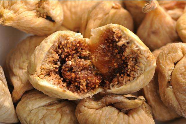 如果将干无花果,黑玉米,赤小豆,花生一起煮甜汤,喝起来清新自然,还