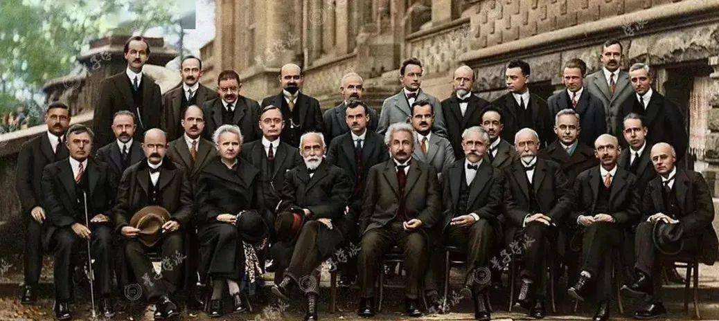 一张是1927年,在第五届索尔维会议后,爱因斯坦在一群物理学家的合影当