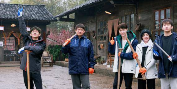 蘑菇屋全家春游都在吃零食,唯独张艺兴搞特殊:明目张胆玩电脑_节目