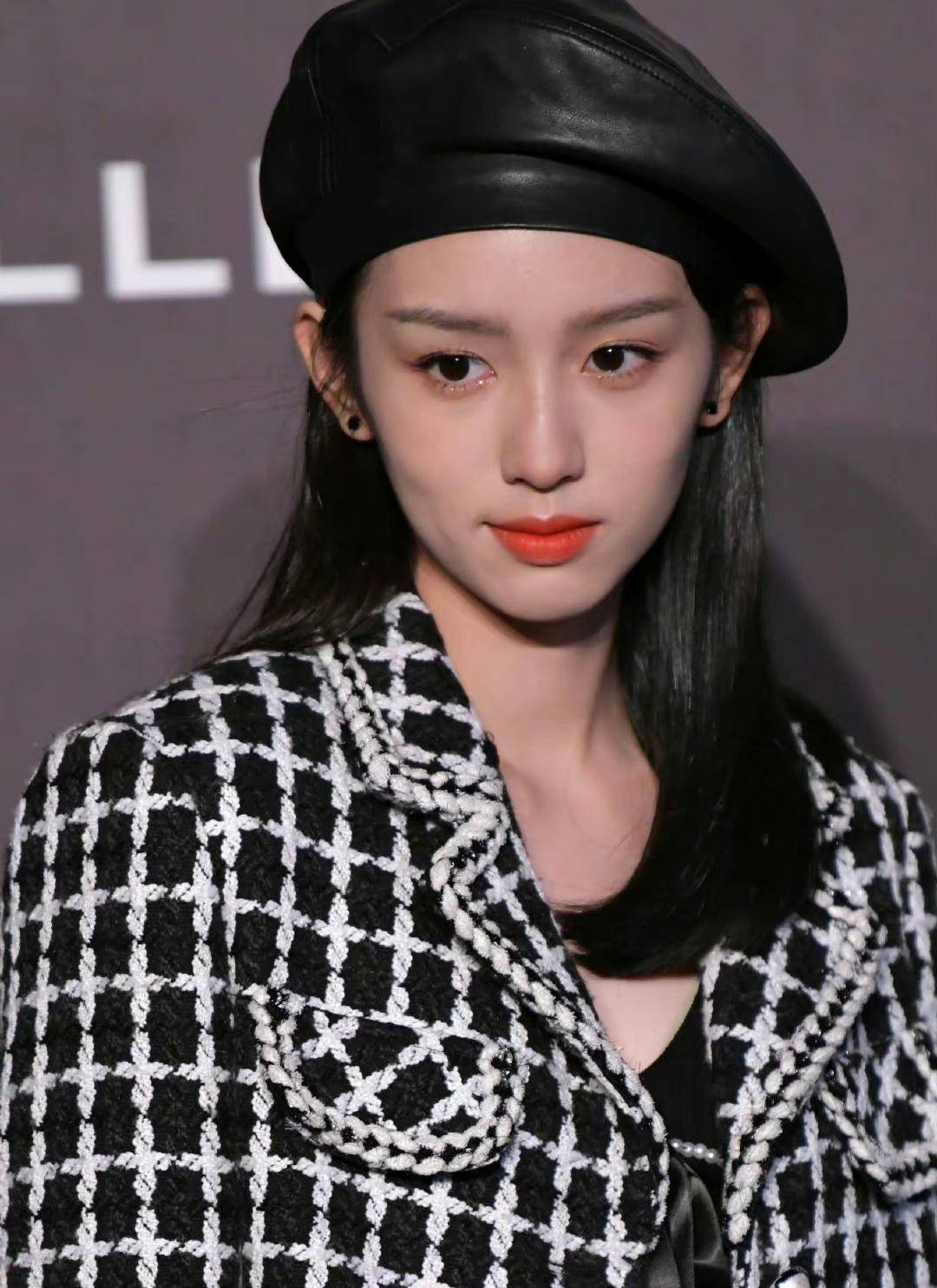 周也最近活动生图,小香风外套搭配贝雷帽,整个人清冷