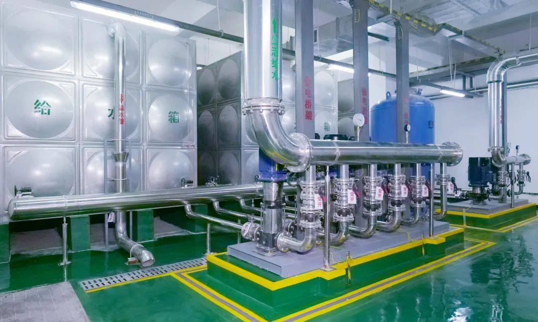 生活水泵房,消防泵房设备及管道排布合理,标识清晰.