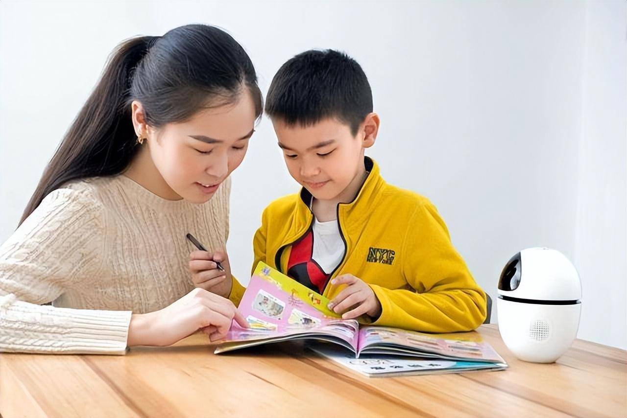 消极型教养方式的父母在孩子遇到挫折时无法给予恰当的关怀_依恋_手机