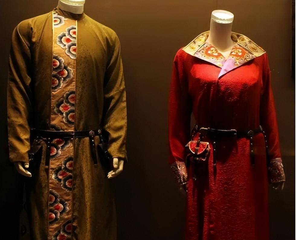 《旧唐书·舆服志》中同样记载了人们关于胡服的时尚打扮:"开元末,太