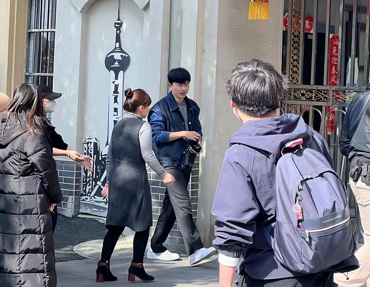 张杰回成都老家过年,遭邻居投诉堵住回家路_老人_微博_小时候