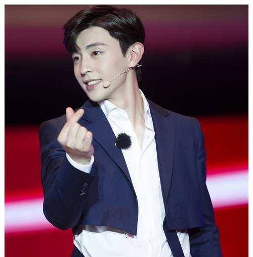 第一时间就会想到邓伦,可以说他在出道后是很坎坷的,也和杨紫是老搭档