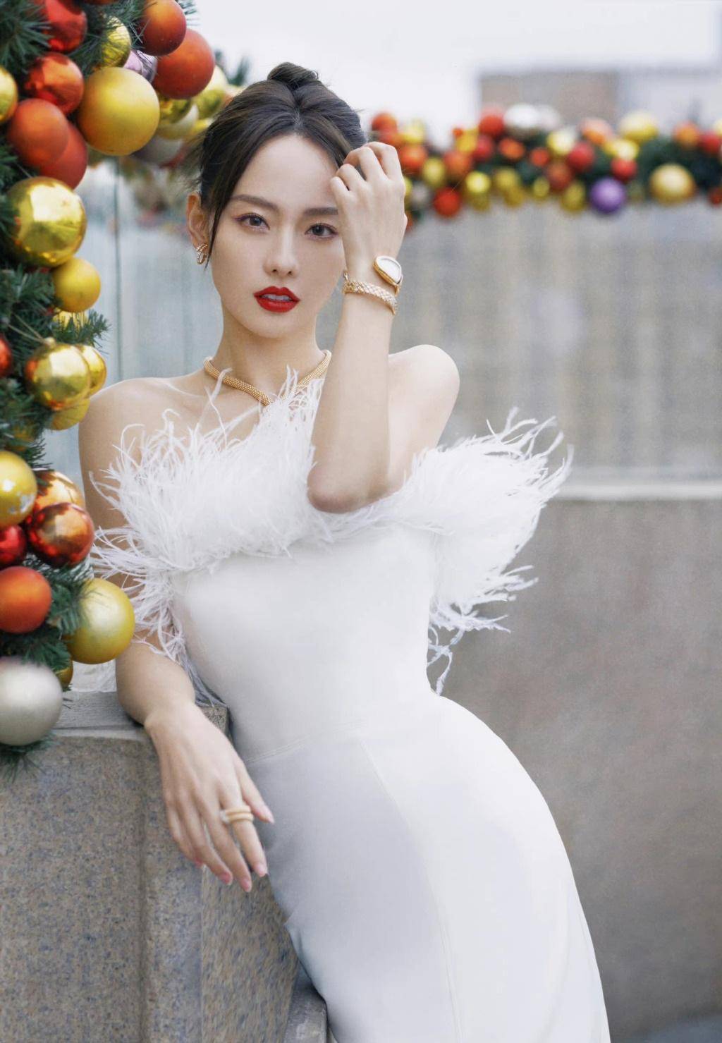 张嘉倪用三款羽毛裙演绎完美冬日时尚风,仙气飘飘还超有国际范儿