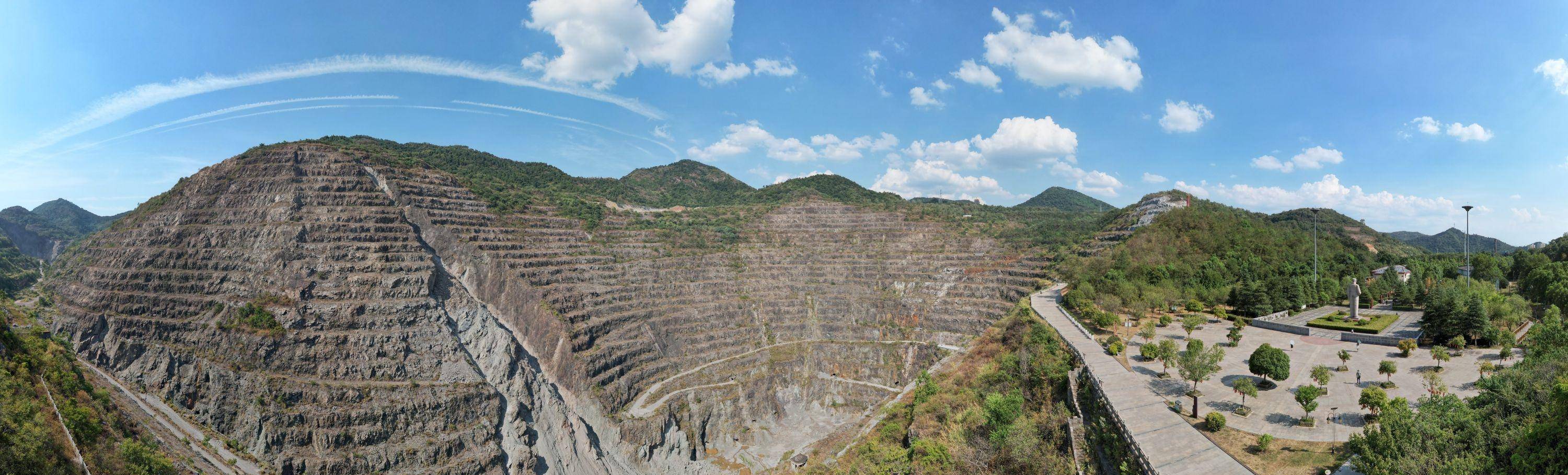 "了解铜绿山古铜矿遗址的历史后,探访团成员周利华被深深折服.