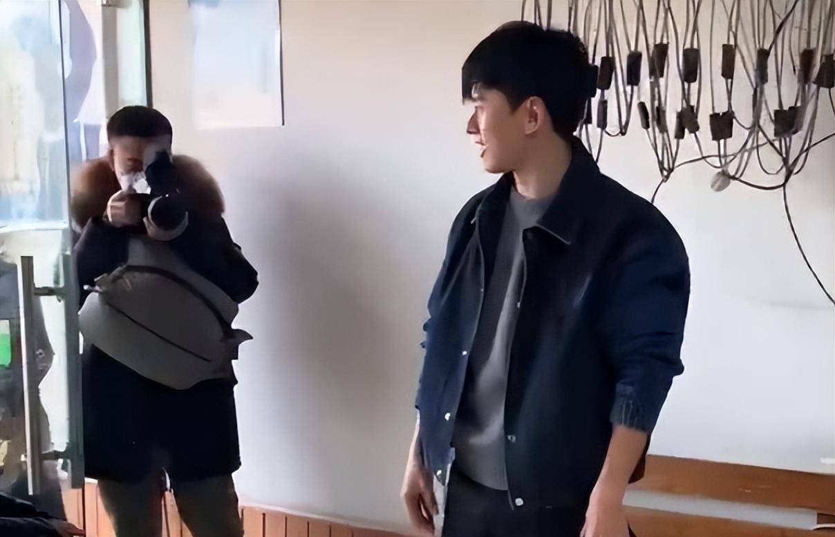 张杰回成都老家过年,遭邻居投诉堵住回家路_老人_微博_小时候