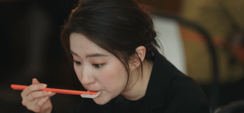 收视夺冠,脱下"古装"的刘亦菲,这剧治愈多少年轻人的精神内耗_红豆